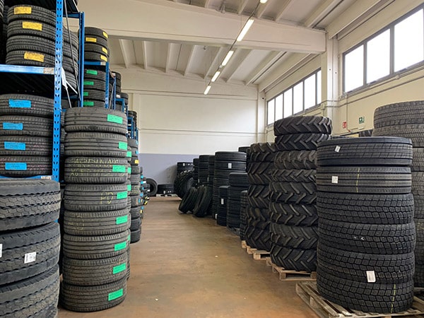 Magazzino-stagionale-per-cambio-pneumatici-parma